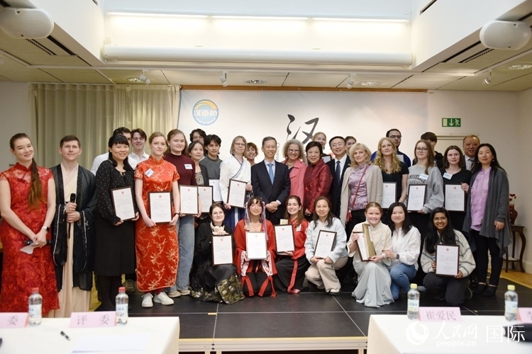 中國駐瑞典大使崔愛民、使館負(fù)責(zé)教育事務(wù)的黃立瓊參贊、預(yù)選賽評(píng)委老師和指導(dǎo)老師，以及所有獲獎(jiǎng)選手合影留念。人民網(wǎng)記者 殷淼攝