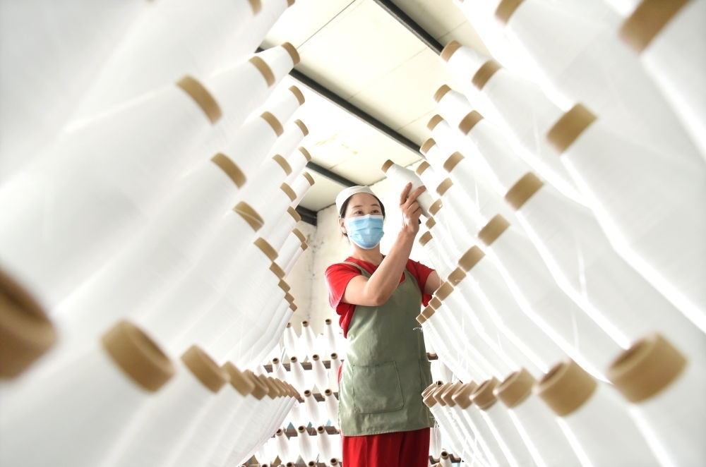 2024年5月1日，工人在山東省淄博市沂源縣悅莊工業(yè)園一玻纖企業(yè)整理加工的產(chǎn)品。新華社發(fā)（趙東山攝）