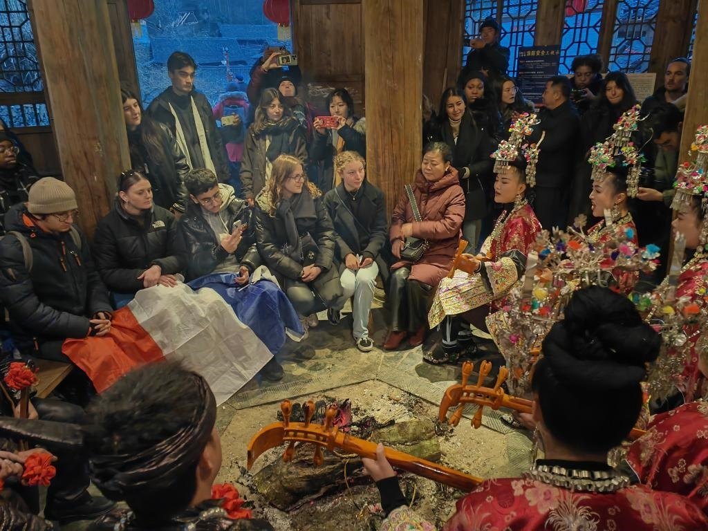 法國(guó)青年在榕江體驗(yàn)民俗文化。新華社記者 羅羽 攝