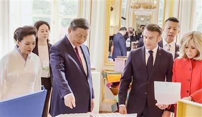 △當(dāng)?shù)貢r(shí)間5月6日下午，在中法領(lǐng)導(dǎo)人會(huì)談前，習(xí)近平主席向馬克龍總統(tǒng)贈(zèng)送中國(guó)翻譯的法國(guó)小說。