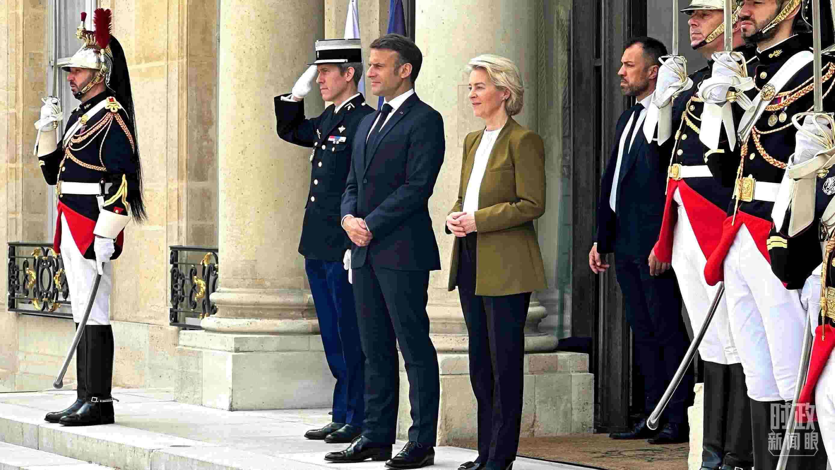 △中法歐領(lǐng)導人三方會晤后，馬克龍總統(tǒng)和馮德萊恩主席將習主席送至上車處。（總臺央視記者關(guān)舟拍攝）