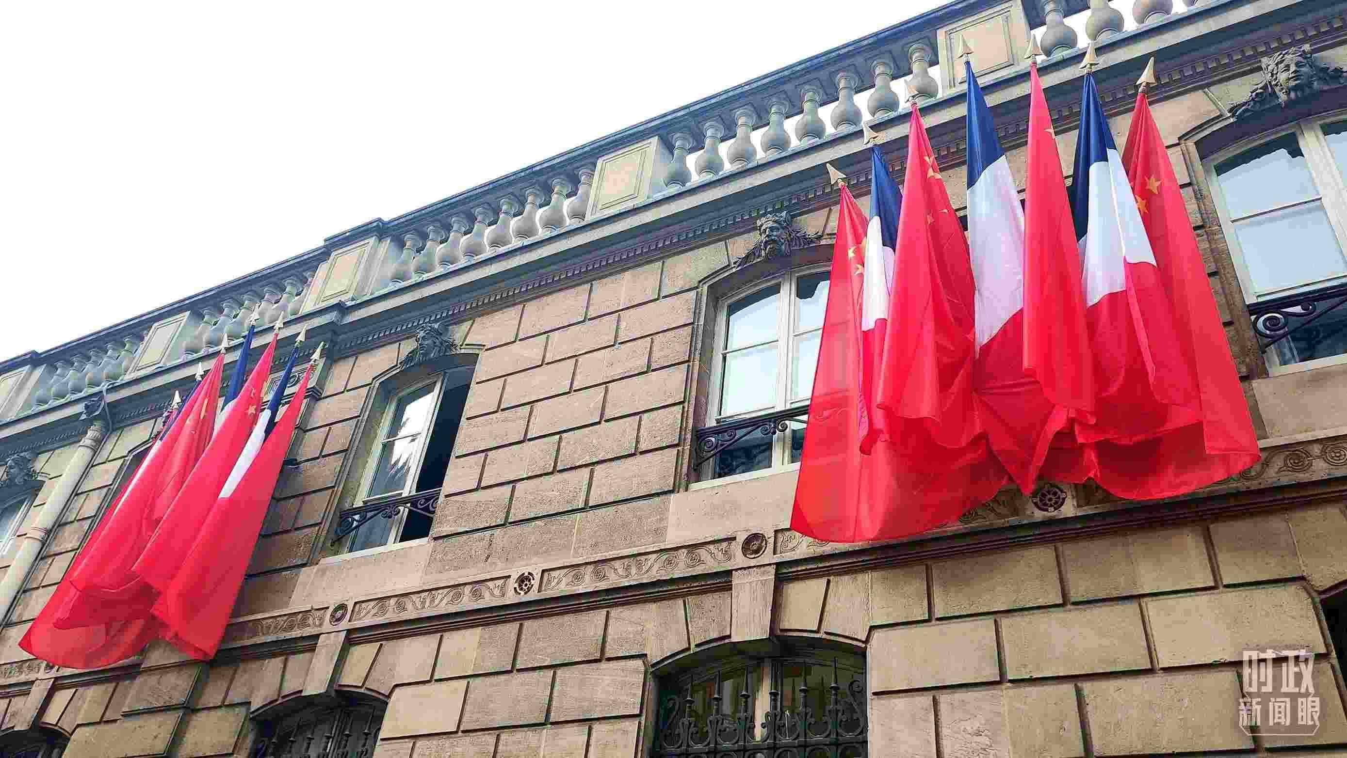 △中法歐領(lǐng)導人三方會晤地點——愛麗舍宮懸掛中法兩國國旗。（總臺央視記者劉琦拍攝）