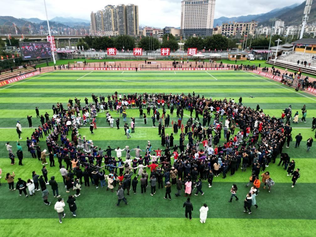 比賽結(jié)束后，兩隊(duì)隊(duì)員、親友團(tuán)和大批觀眾手拉手跳起侗族舞蹈。新華社發(fā)（王炳真攝）