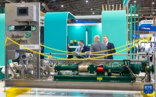 這是5月6日在美國休斯敦國際海洋油氣技術(shù)大會(huì)及設(shè)備展上拍攝的展示的裝備。新華社發(fā)（勞承躍攝）
