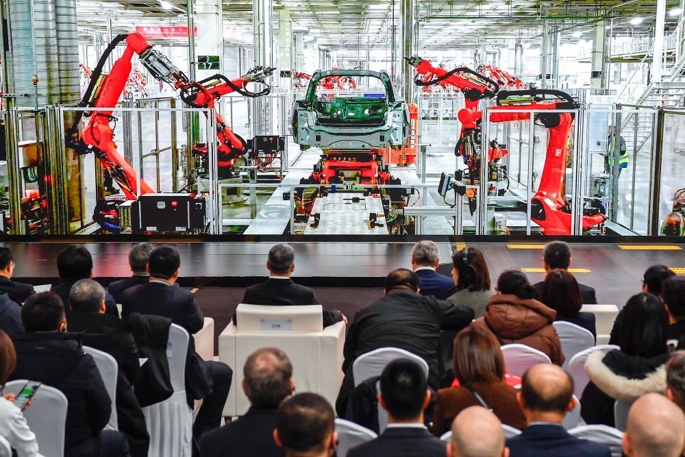 2024年1月26日，奧迪一汽新能源汽車有限公司預(yù)批量生產(chǎn)正式啟動，嘉賓觀看奧迪一汽新能源汽車有限公司生產(chǎn)車間的宣傳短片。新華社記者 許暢 攝