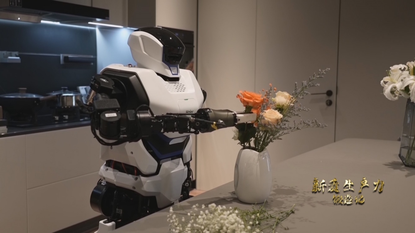 人形機器人插花。