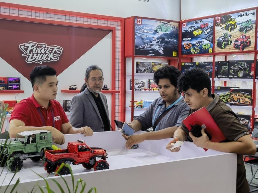 在第135屆廣交會(huì)第三期現(xiàn)場(chǎng)，采購(gòu)商在廣東信宇科技股份有限公司展位選購(gòu)、體驗(yàn)積木遙控車產(chǎn)品（5月2日攝）。新華社記者 洪澤華 攝