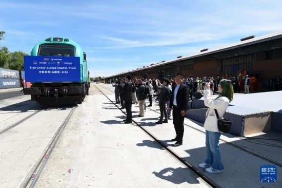 5月8日，在西班牙馬德里，嘉賓們參加中歐班列（義烏—馬德里）開行十周年紀念號班列發(fā)車儀式。新華社發(fā)（古斯塔沃·巴連特攝）