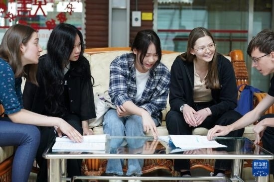 4月28日，宋智孝（右二）和胡靈月（左一）在北京首都師范大學(xué)校園內(nèi)與同學(xué)交流。新華社記者 彭子洋 攝