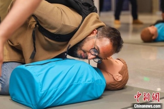 5月9日，留學生利用假人道具練習心肺復蘇技巧。張鷹 攝