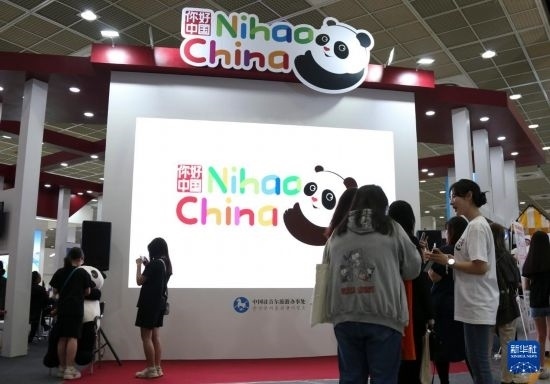 5月9日，在韓國(guó)首爾舉行的首爾國(guó)際旅游展上，參觀者在中國(guó)展區(qū)參加體驗(yàn)項(xiàng)目。新華社記者 姚琪琳 攝