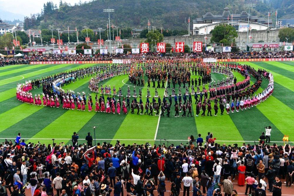 演員在貴州省榕江縣舉辦的2024年第二屆貴州“村超”總決賽開幕式上表演節(jié)目（2024年3月16日攝）。新華社記者 楊文斌 攝