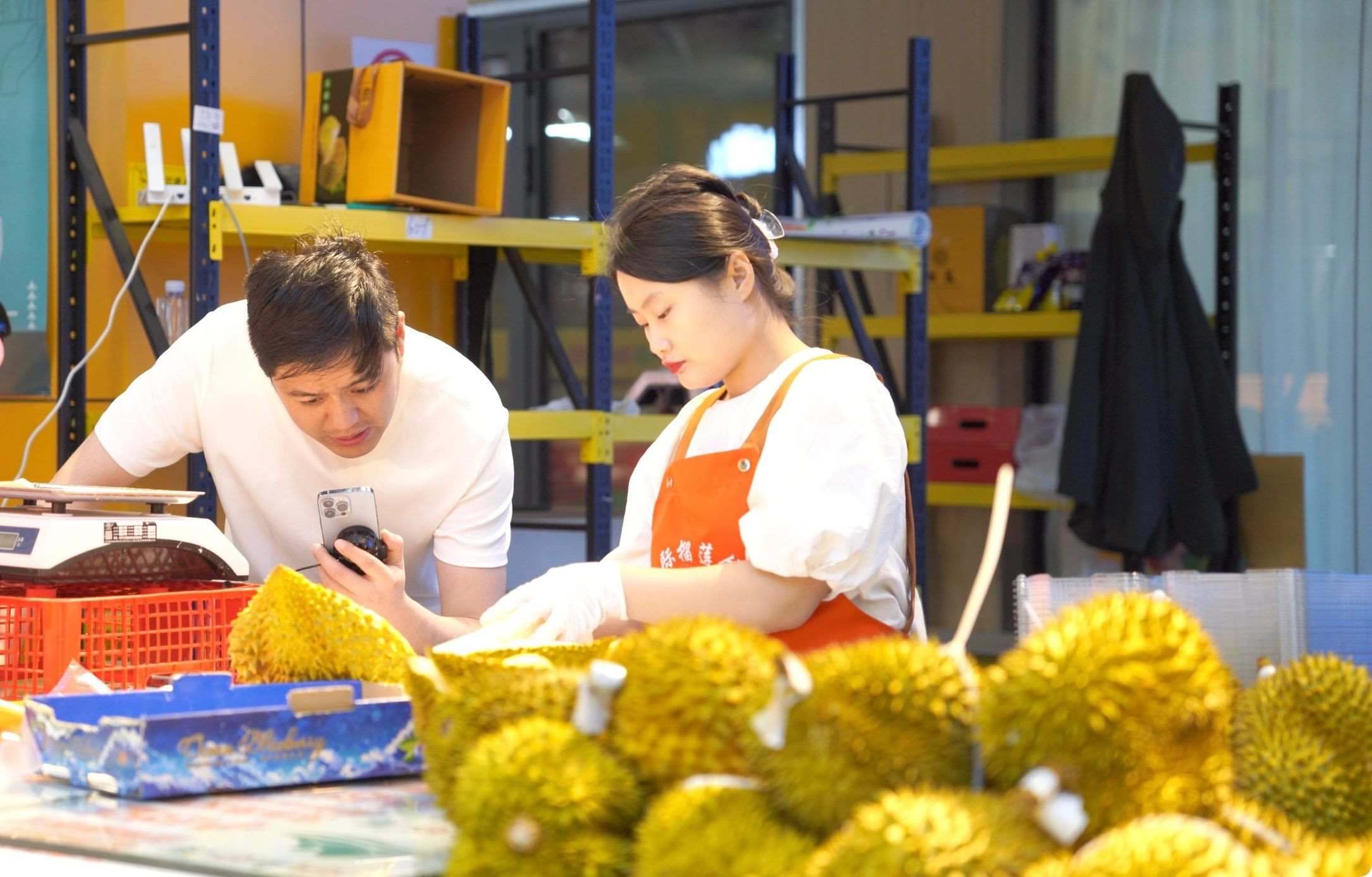 榴蓮商家正在通過手機(jī)直播銷售榴蓮。人民網(wǎng)記者申佳平 攝