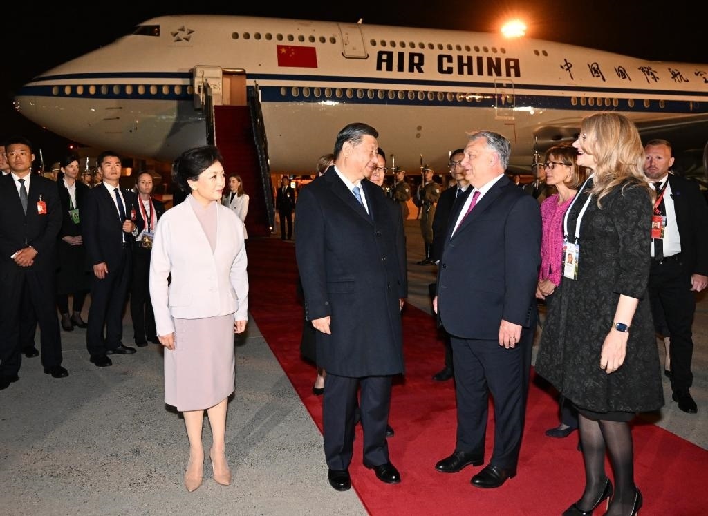 當(dāng)?shù)貢r間5月8日晚，國家主席習(xí)近平乘專機抵達(dá)布達(dá)佩斯。匈牙利總理歐爾班夫婦、外長西雅爾多等政府高級官員在機場熱情迎接習(xí)近平和夫人彭麗媛。