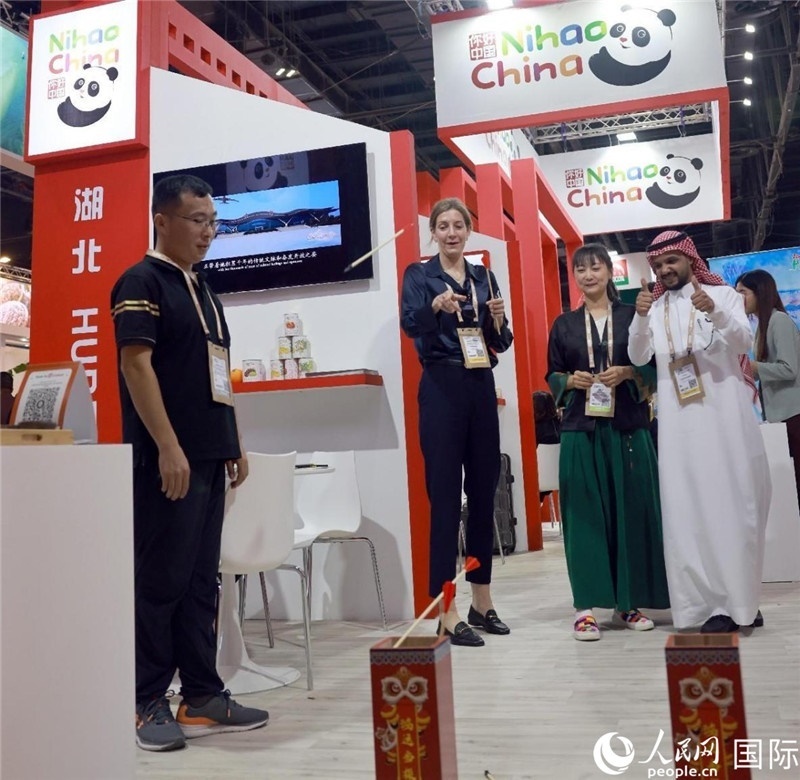 觀眾在參與投壺游戲。人民網(wǎng)記者管克江攝