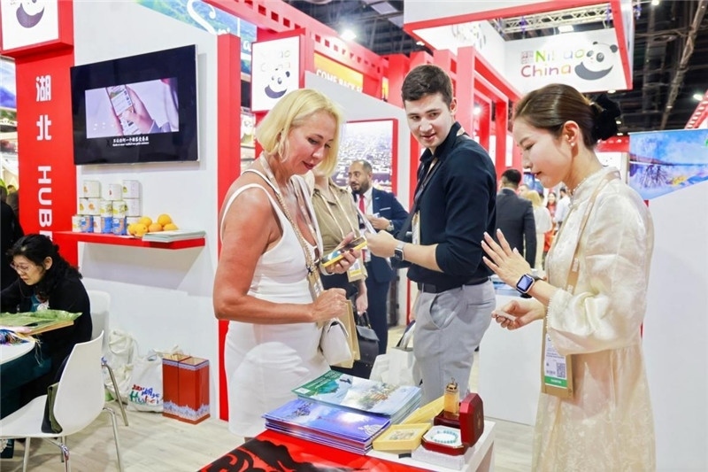 觀眾在參觀中國展臺。錢文康攝