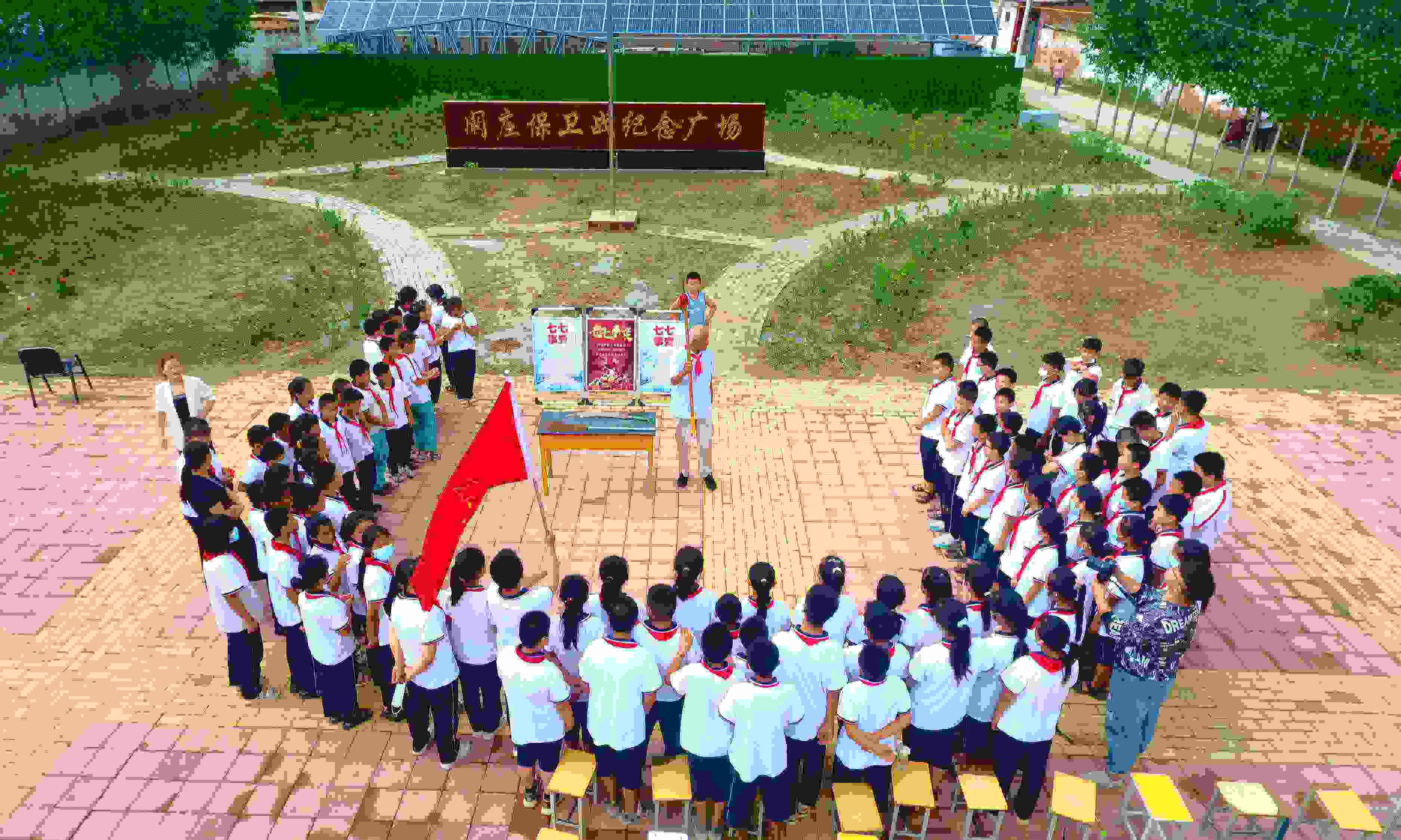 2022年7月6日，山東省聊城市，在茌平區(qū)菜屯鎮(zhèn)闞莊村的闞莊保衛(wèi)戰(zhàn)紀念廣場，闞莊保衛(wèi)戰(zhàn)親歷者王光木老人為小學生們講述抗戰(zhàn)故事，展示大刀、長矛。