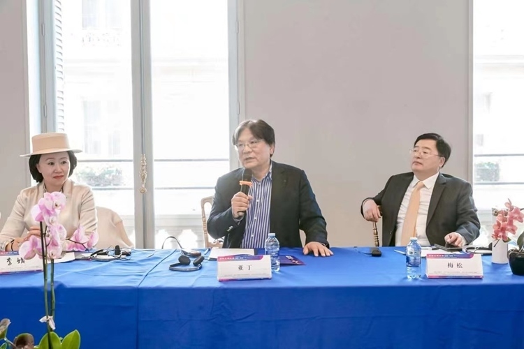 法中交流促進(jìn)會(huì)會(huì)長、作家、翻譯家、法國最高榮譽(yù)騎士勛章獲得者亞丁發(fā)言（圖片：中國傳媒大學(xué)