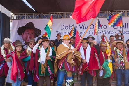 奧魯羅公路項(xiàng)目開工儀式現(xiàn)場，?？偨y(tǒng)路易斯·阿爾塞宣布項(xiàng)目開工。中國中鐵供圖