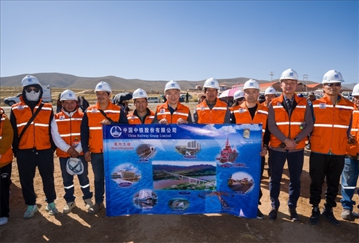 奧魯羅公路項(xiàng)目開工儀式現(xiàn)場，中國中鐵員工代表合影。中國中鐵供圖