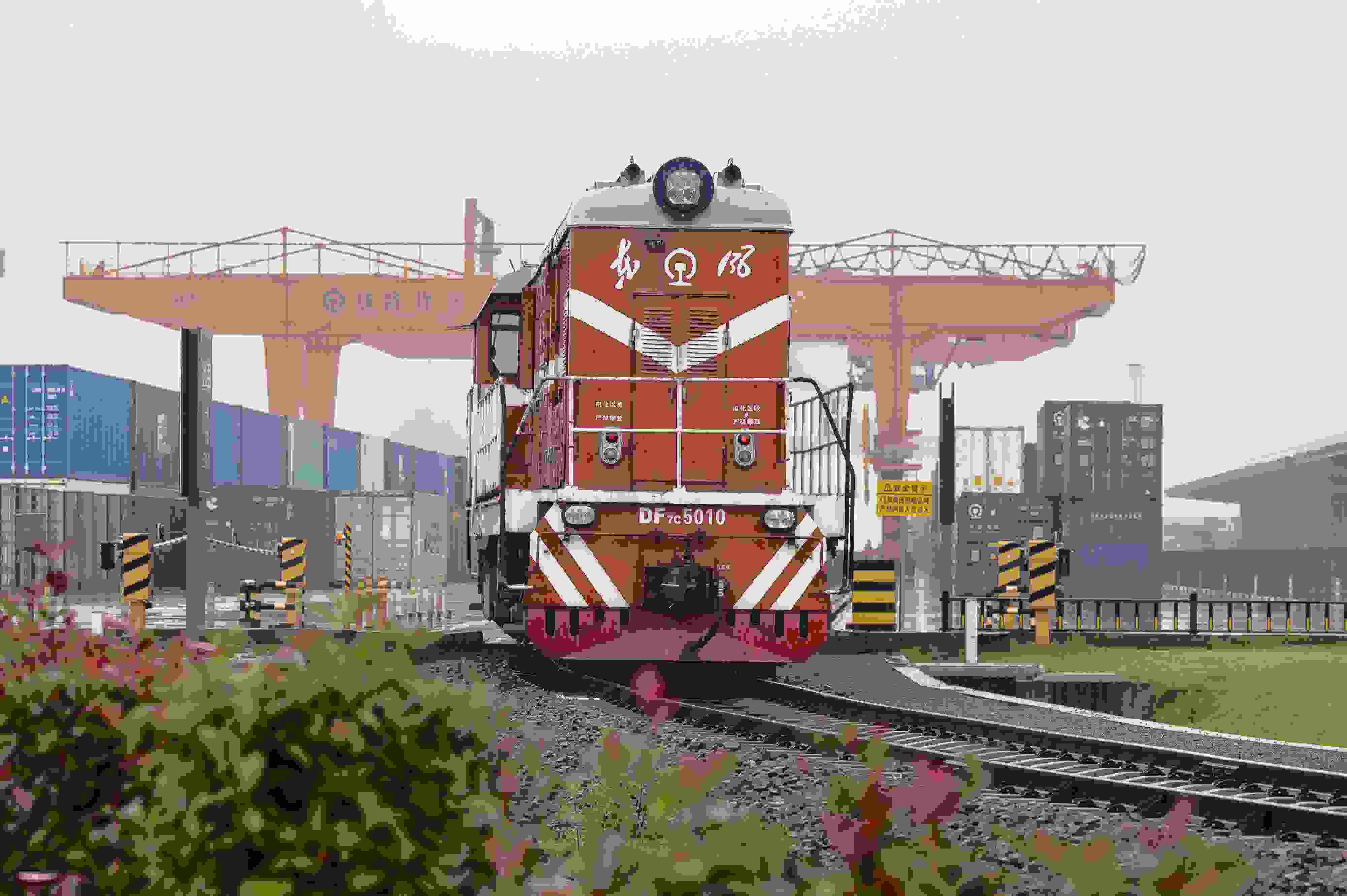 2024年5月5日，“五一”假期最后一天。在浙江省金華市金東區(qū)鐵路金華南站，一列滿載110標(biāo)箱的中歐班列緩緩啟程駛往匈牙利。