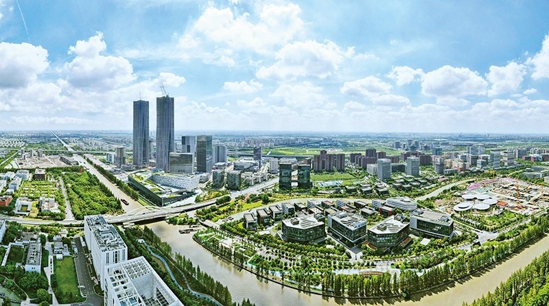 建立全國第一個國際貿易“單一窗口”，開設全國第一批自由貿易賬戶，設立全國第一家外商獨資醫(yī)院、第一家外商獨資公募基金公司、第一家外商獨資汽車制造企業(yè)……中國（上海）自由貿易試驗區(qū)掛牌以來，誕生了若干個“全國第一”，在制造業(yè)、金融業(yè)等數十個開放領域，實現一批全國首創(chuàng)項目落地。圖為上海自貿區(qū)張江片區(qū)（2023年9月10日攝，無人機照片）。 新華社記者 方喆/攝