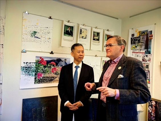 中國(guó)駐瑞典大使崔愛(ài)民和瑞典跨國(guó)和平與未來(lái)研究基金會(huì)主席約貝里。 中國(guó)駐瑞典大使館供圖