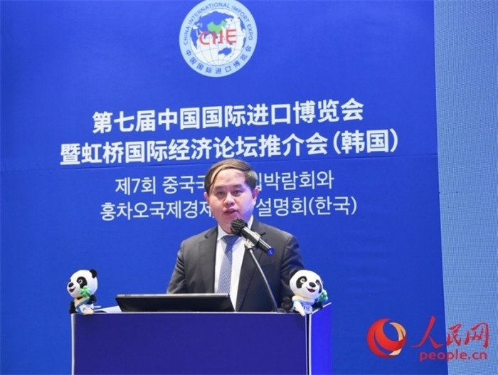 中國銀行首爾分行副行長褚?guī)h發(fā)言。人民網 程安康攝
