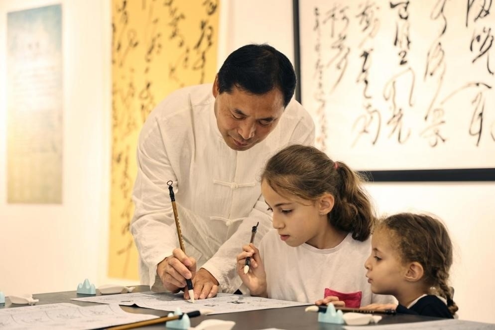 中國書法老師帶領(lǐng)現(xiàn)場觀眾體驗(yàn)書法。拉巴特中國文化中心供圖