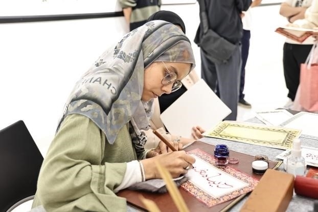 摩洛哥書法老師正在創(chuàng)作。拉巴特中國文化中心供圖