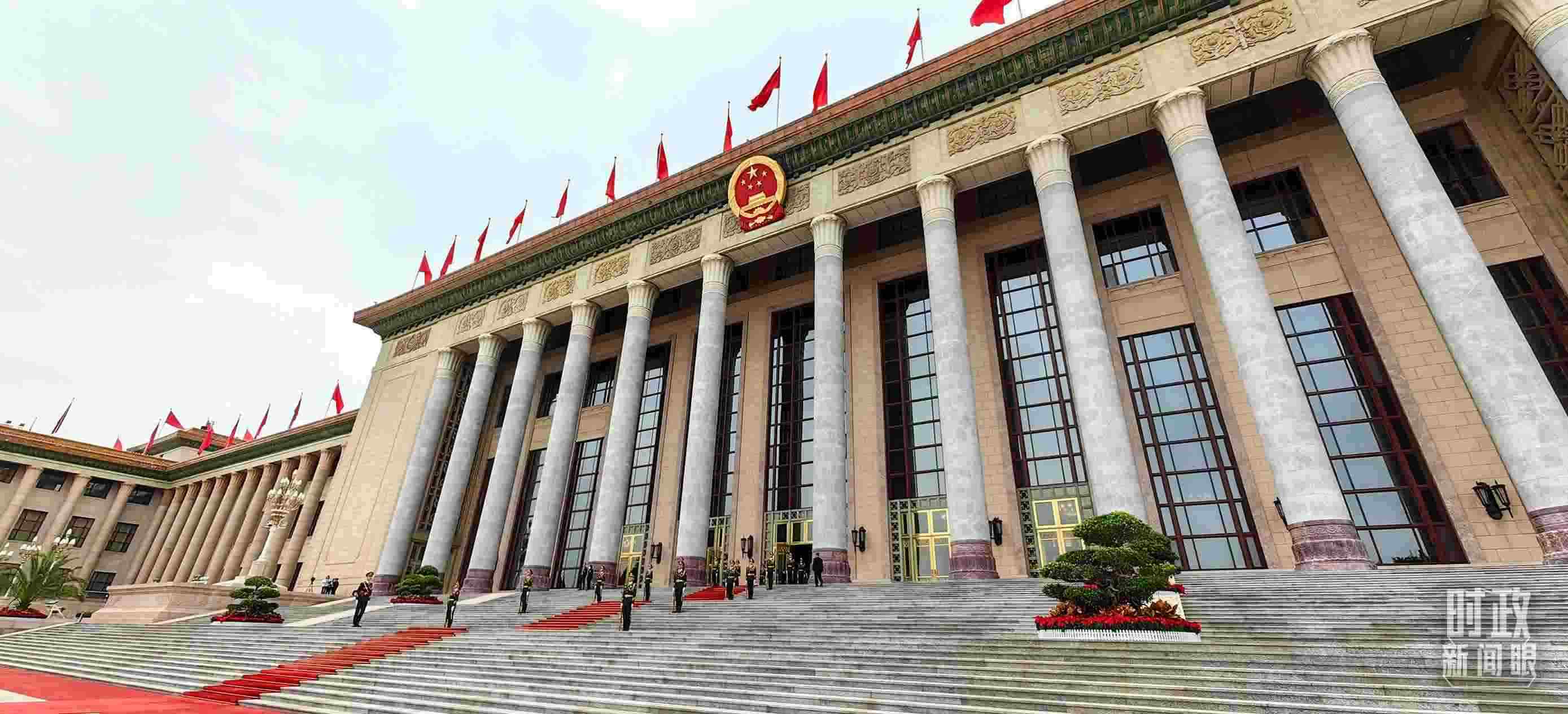 △人民大會(huì)堂東門外廣場(chǎng)。（總臺(tái)央視記者段德文拍攝）