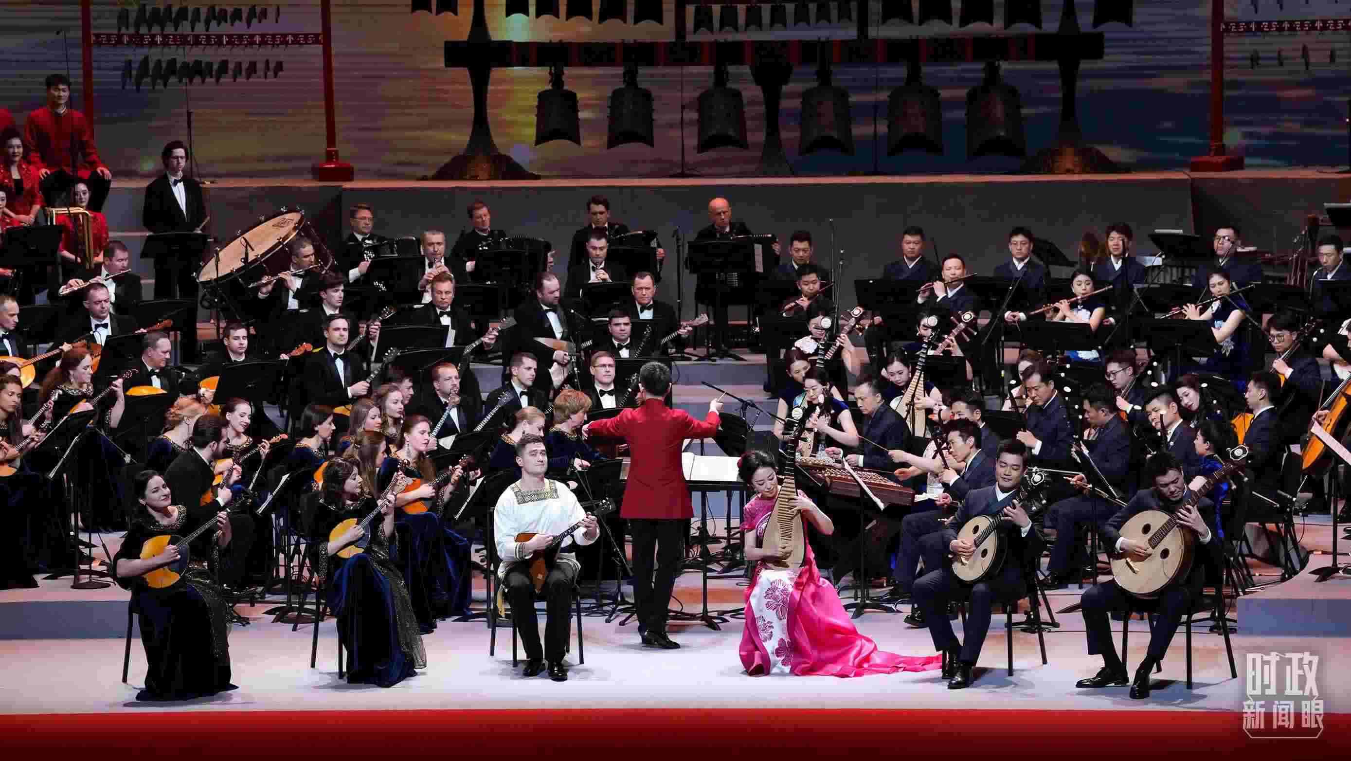 △前來(lái)參加音樂(lè)會(huì)的中俄藝術(shù)家匯聚一堂。（總臺(tái)央視記者李增仁、國(guó)廣記者李晉拍攝）