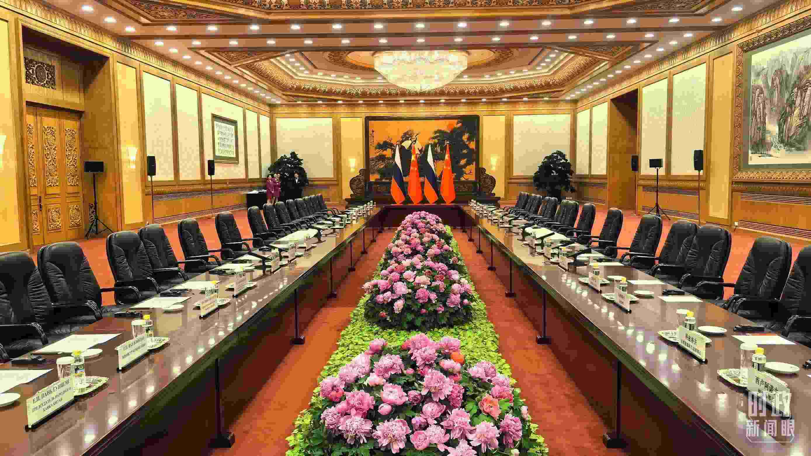 △中俄兩國(guó)元首隨后主持大范圍會(huì)談，這是會(huì)談開始前的現(xiàn)場(chǎng)。（總臺(tái)央視記者鄂介甫拍攝）