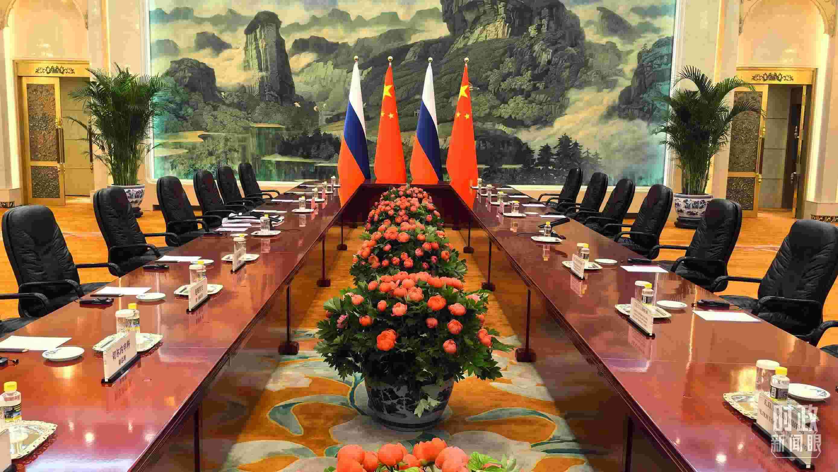 △中俄兩國(guó)元首首先舉行小范圍會(huì)談，這是會(huì)談開始前的現(xiàn)場(chǎng)。（總臺(tái)央視記者鄂介甫拍攝）