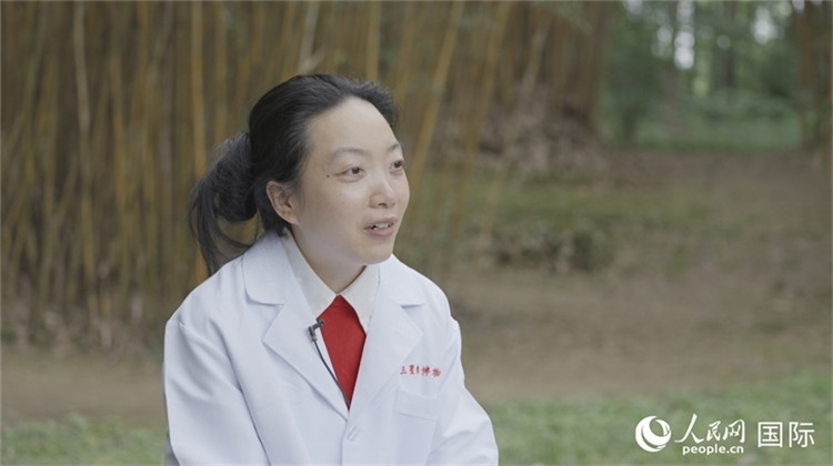 三星堆博物館文物修復(fù)師謝麗接受人民網(wǎng)采訪。人民網(wǎng)記者 張榮攝