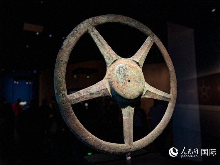 三星堆博物館中展出的太陽(yáng)輪。人民網(wǎng)記者 羨江楠攝