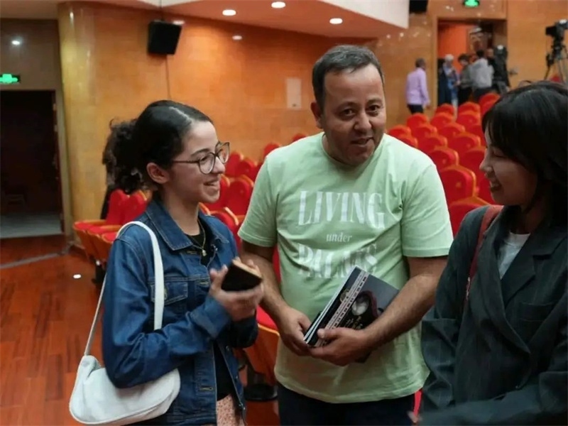 阿爾及利亞市民拉納·艾薩尼和她父親現(xiàn)場聆聽中阿交響樂演出 。蘇州交響樂團供圖