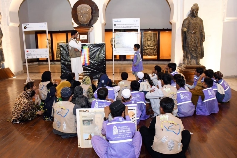 志愿者在博物館給孩子們開展互動講解。“犍陀羅守護(hù)人”供圖