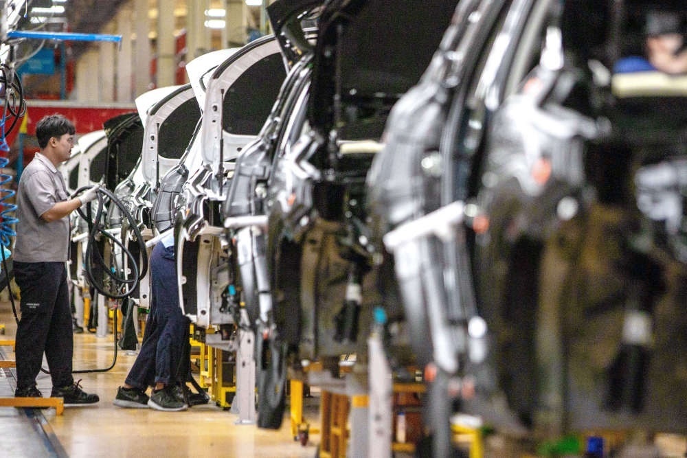 2023年9月7日，在位于泰國春武里府的上汽正大公司汽車工廠，工人在生產(chǎn)車間內(nèi)工作。新華社記者 王騰 攝