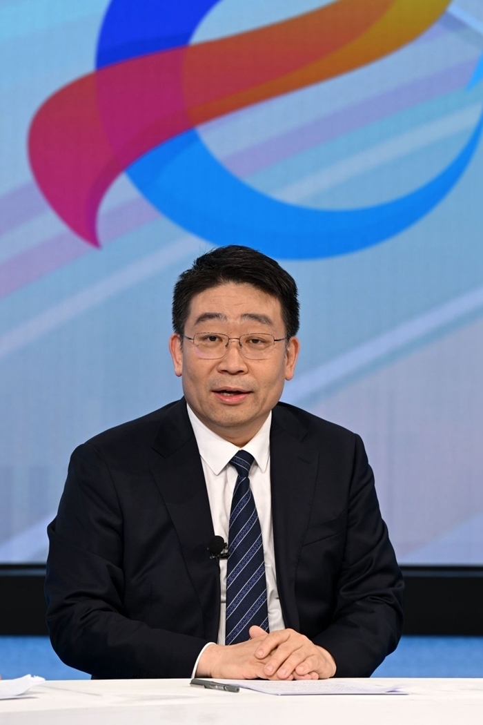 國家發(fā)展改革委產(chǎn)業(yè)司副司長霍福鵬在“中國經(jīng)濟圓桌會”錄制現(xiàn)場交流發(fā)言。新華社記者 金良快 攝