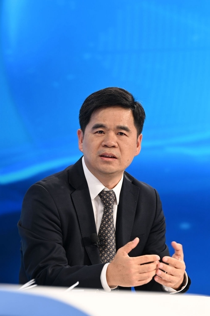 工業(yè)和信息化部運行監(jiān)測協(xié)調(diào)局副局長何海林在“中國經(jīng)濟圓桌會”錄制現(xiàn)場交流發(fā)言。新華社記者 金良快 攝