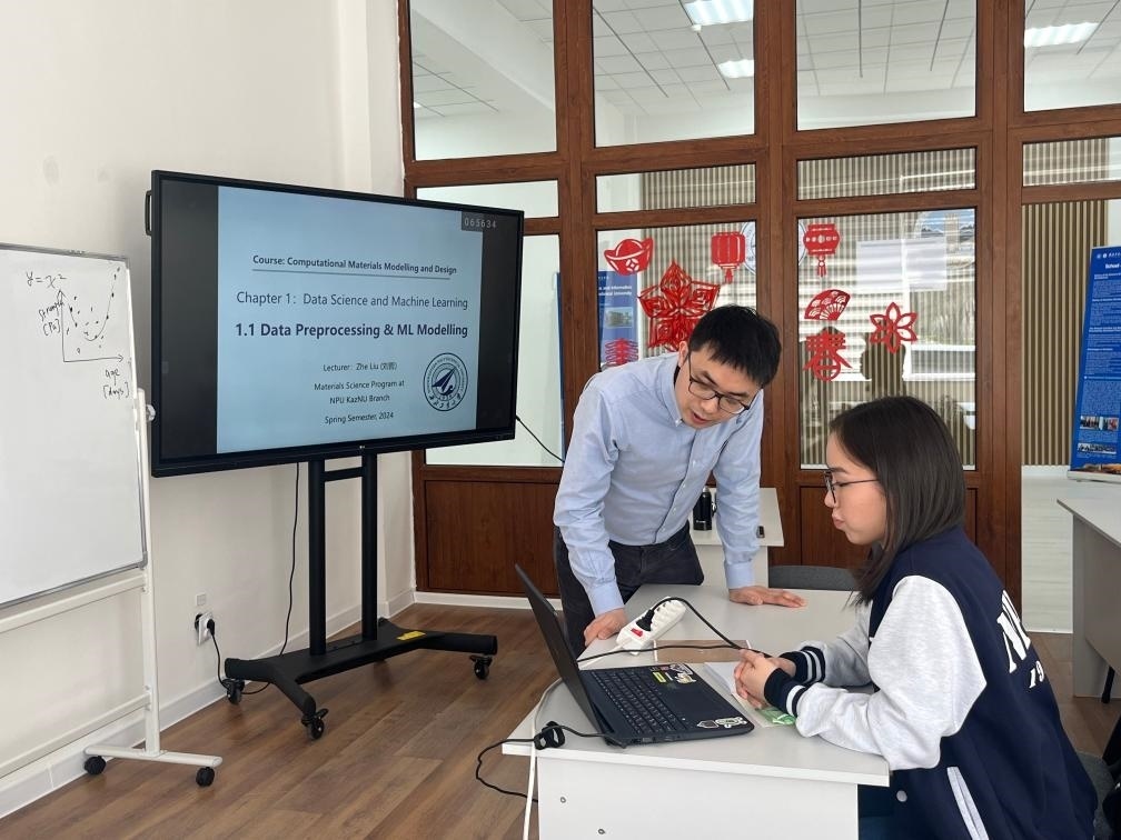 2024年4月，西北工業(yè)大學(xué)材料學(xué)院劉哲教授在西北工業(yè)大學(xué)哈薩克斯坦分校授課。（西北工業(yè)大學(xué)供圖）