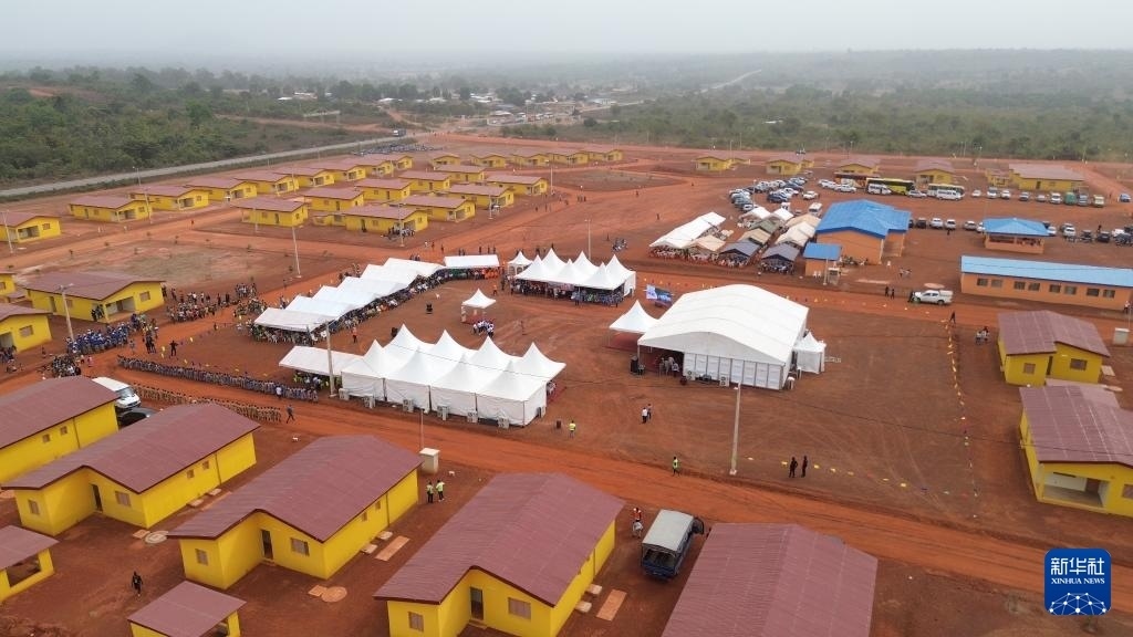 這是2023年12月16日在科特迪瓦北部城鎮(zhèn)費爾凱塞杜古以北拍攝的旱港移民新村（無人機照片）。新華社發(fā)（中成股份科特迪瓦分公司供圖）