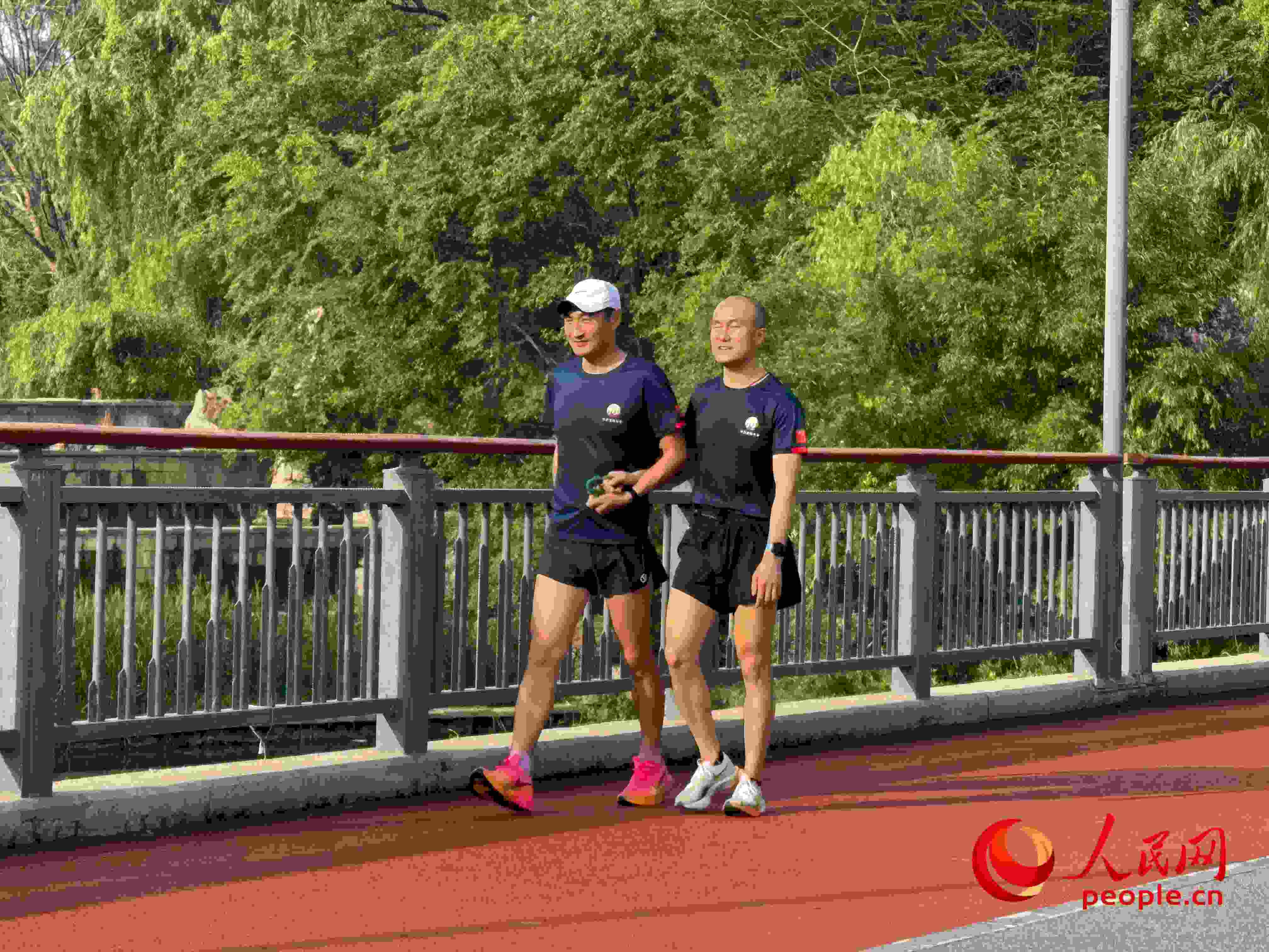 李玉寶和何亞君跑步后進(jìn)行調(diào)整。人民網(wǎng) 周靜圓攝