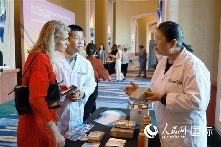 三亞市中醫(yī)院代表向來賓介紹中醫(yī)。人民網(wǎng)記者管克江攝