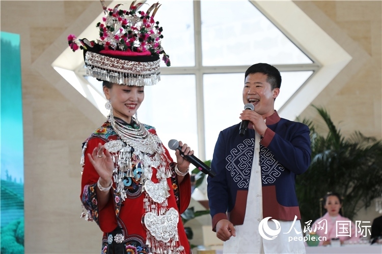 2、來自湖北的歌唱家演唱民族歌曲。 人民網(wǎng)記者 李志偉攝