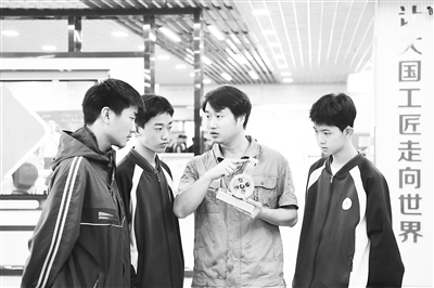 職業(yè)院校教師為數控技術應用專業(yè)學生授課。 新華社記者 王全超攝