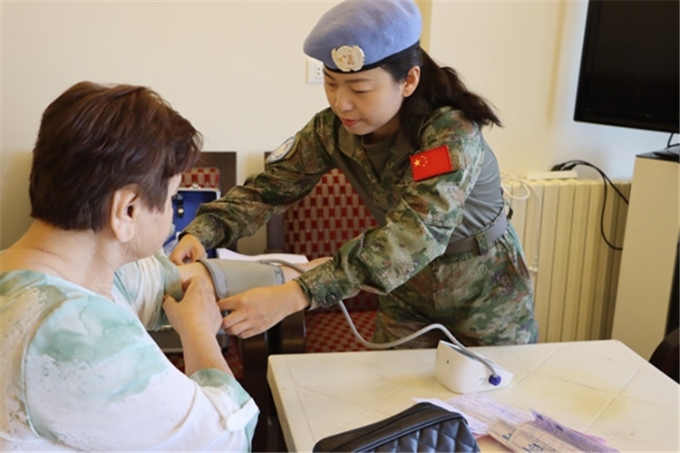 【1】 醫(yī)療分隊(duì)隊(duì)員為當(dāng)?shù)鼗颊邷y(cè)量血壓。曾德樂攝