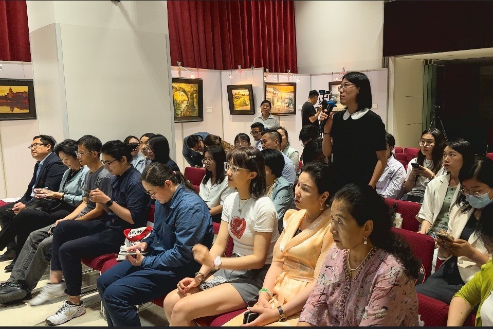 參會(huì)記者現(xiàn)場(chǎng)提問(wèn)。