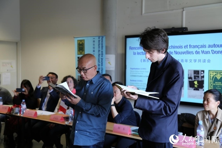 法國(guó)學(xué)子與作家韓東共讀小說(shuō)選段。人民網(wǎng)記者 于超凡攝